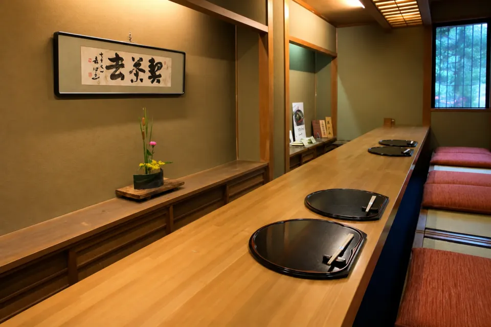 京料理 辰巳屋の1階カウンター席