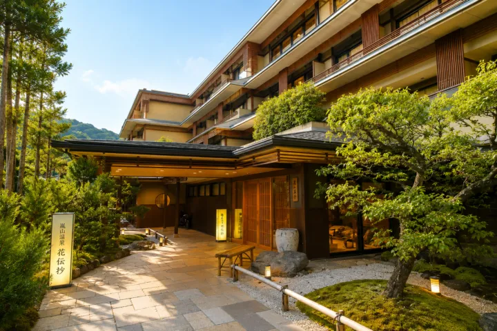 京都 嵐山温泉 花伝抄の正面入口と建物外観
