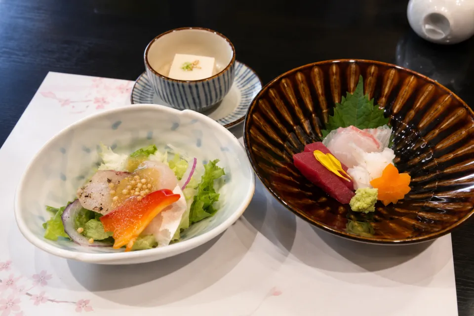 京都 嵐山温泉 花伝抄の刺身と前菜の盛り合わせ