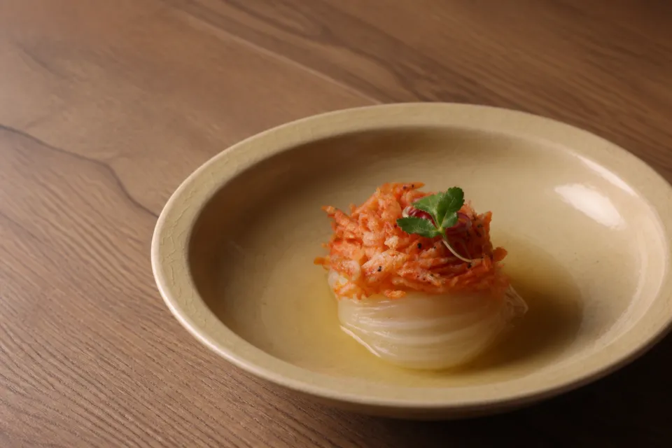 京都和久傳の桜色の小海老を盛った料理