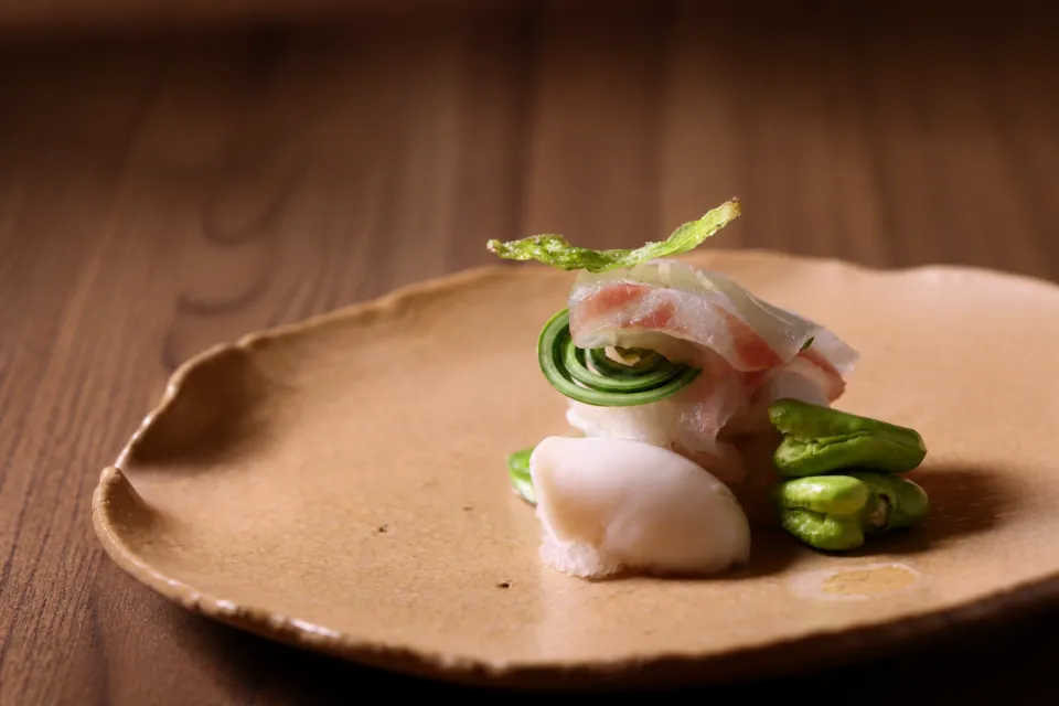 京都和久傳の魚と青豆を盛った会席の一皿
