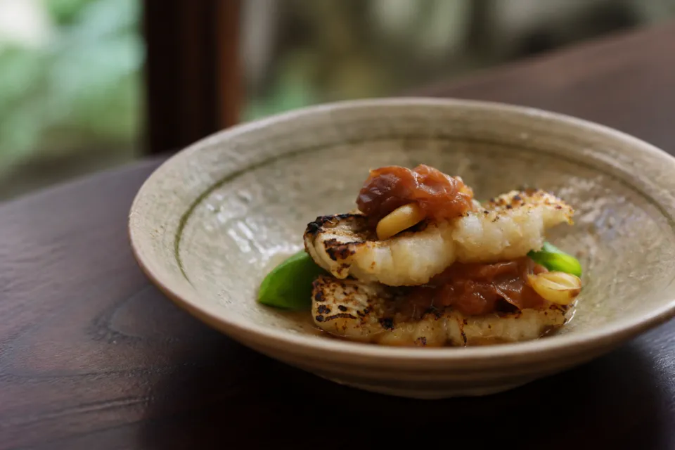 京都和久傳の炙り魚と梅を盛った料理
