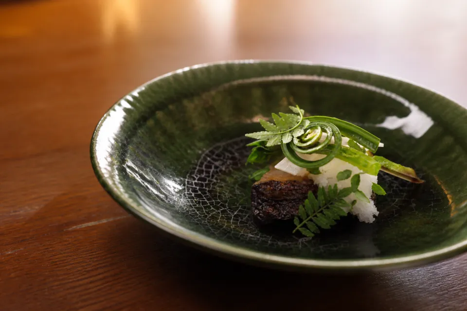 京都和久傳の山菜を添えた会席の一皿