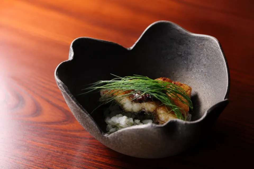 京都和久傳の鰻と御飯を盛った料理