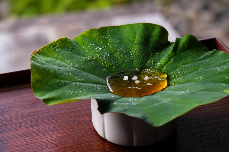 京都和久傳の蓮葉に盛られた涼菓