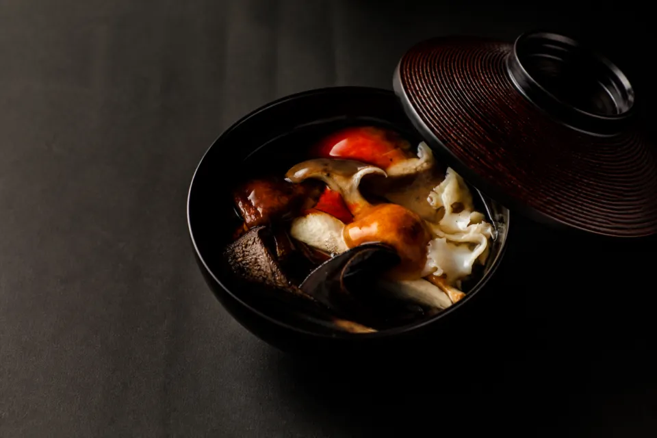 京都和久傳の茸を盛った椀物
