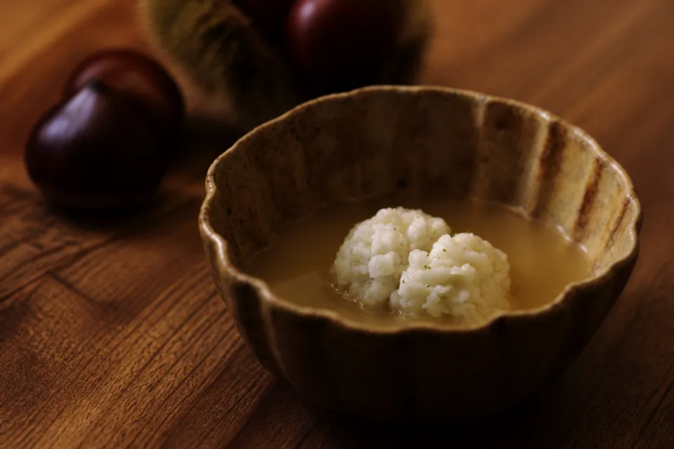 京都和久傳の茶色い器に盛られた会席の一皿