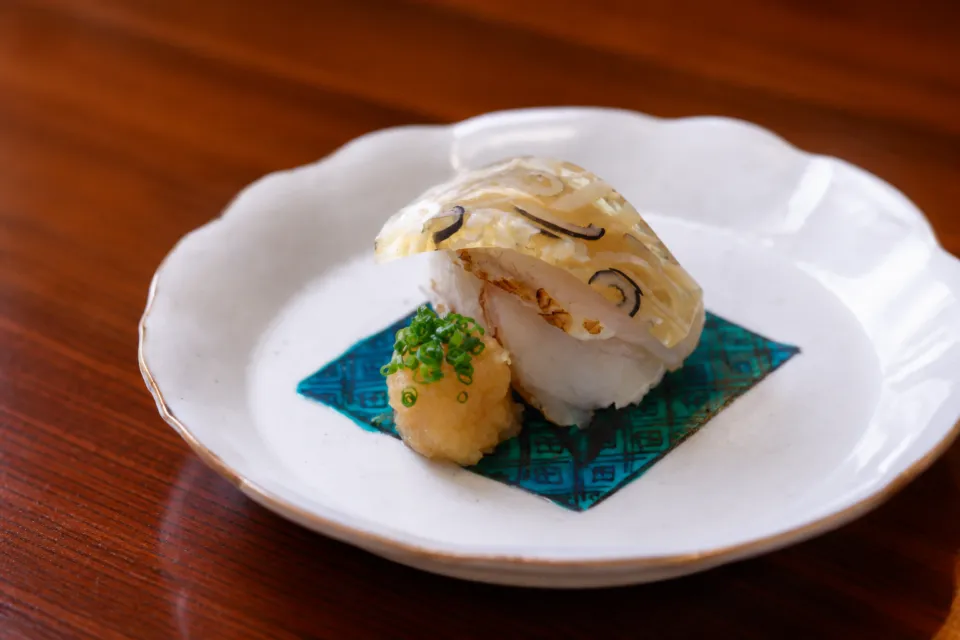 京都和久傳の透明な覆いを添えた魚料理