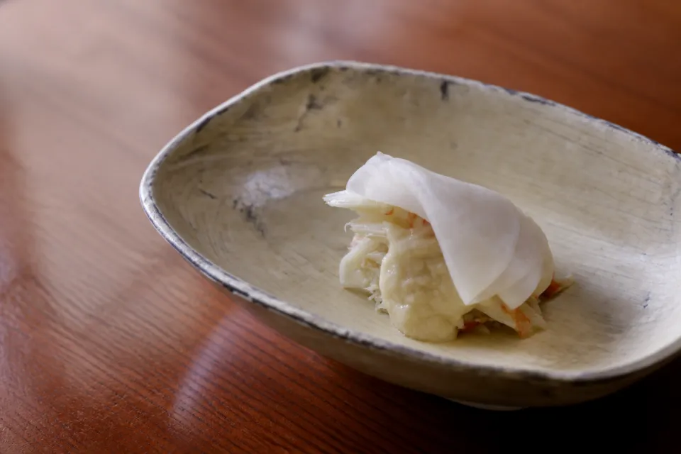 京都和久傳の白い器に盛られた会席の一皿