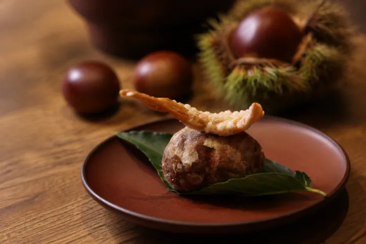 京都和久傳の葉に盛られた揚げ物
