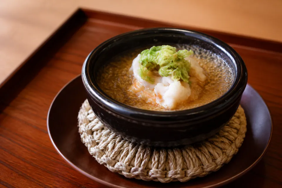 京都和久傳の黒い器の温かな料理