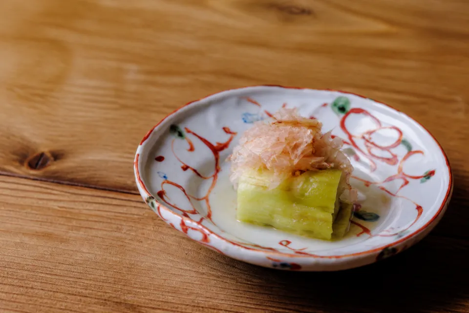 京都和久傳の青菜を添えた焼き物