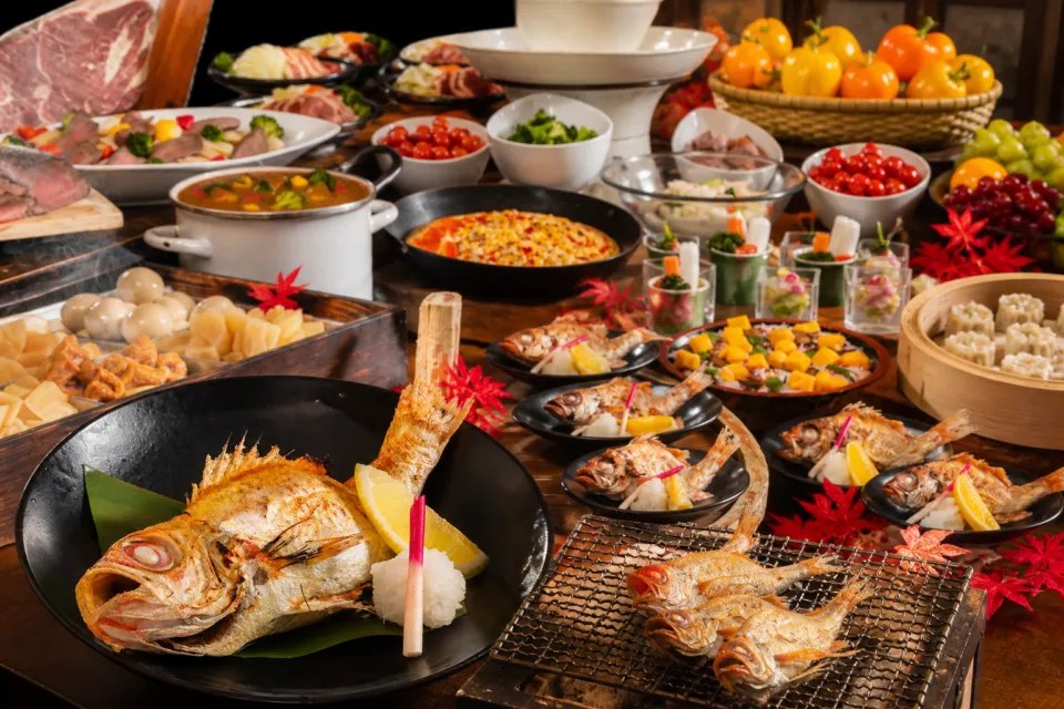 休暇村蒜山高原の焼き魚と季節料理が並ぶ高原ビュッフェ