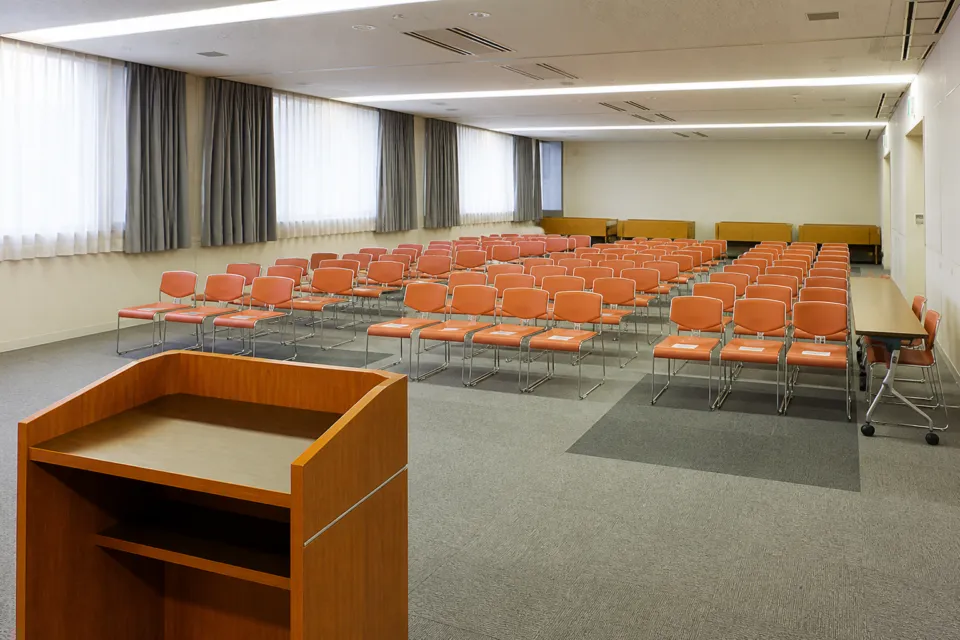 休暇村蒜山高原の館内ホールと整然と並ぶ座席