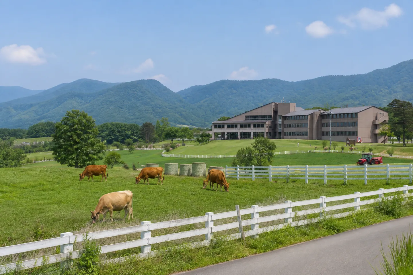 休暇村蒜山高原の牧草地越しに望む本館外観