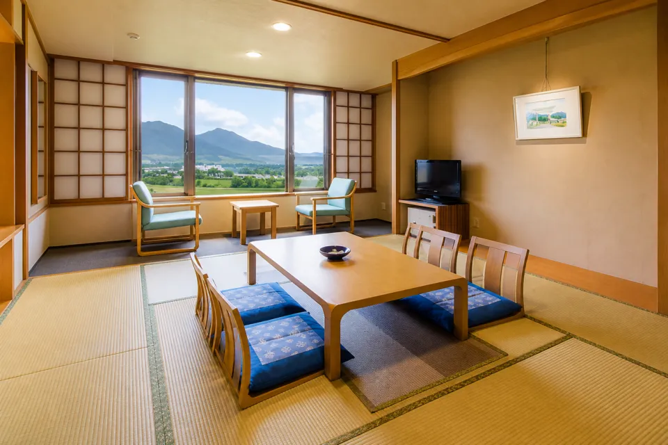 休暇村蒜山高原の蒜山三座を望む和室