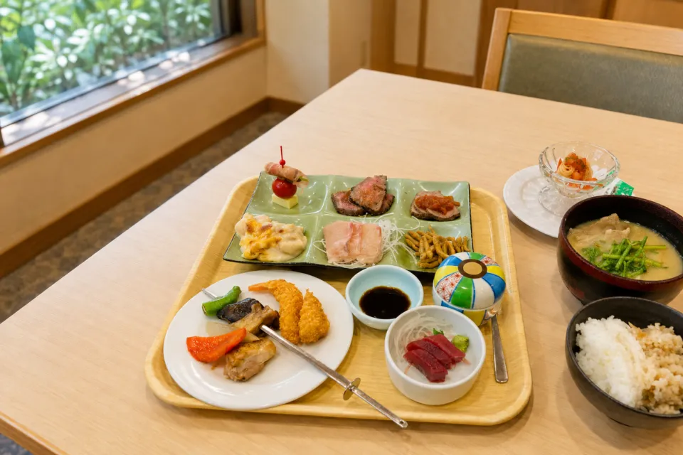 休暇村乳頭温泉郷の料理とご飯が並ぶ食事のトレー