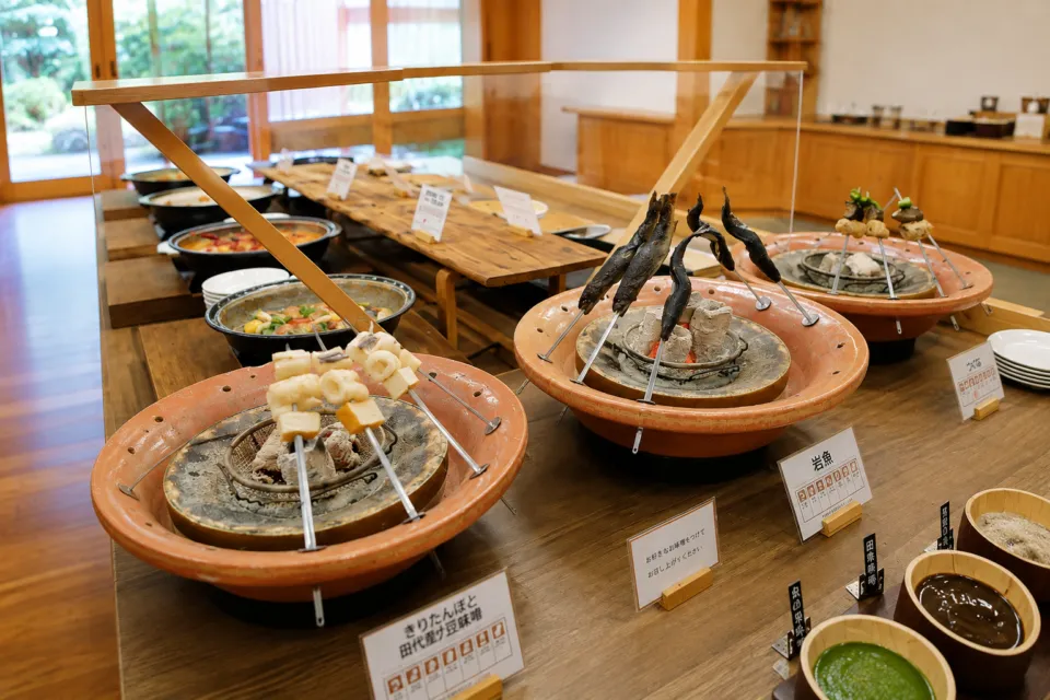 休暇村乳頭温泉郷の料理が並ぶビュッフェ台