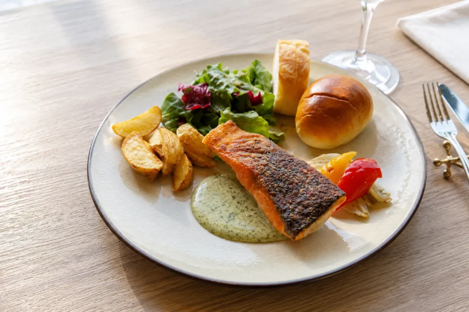 リーベルホテル大阪のサーモン料理とパンのプレート