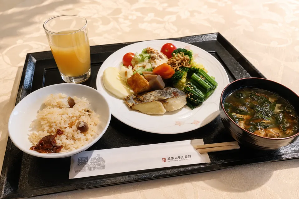 松本ホテル花月の焼き魚と炊き込みご飯の朝食