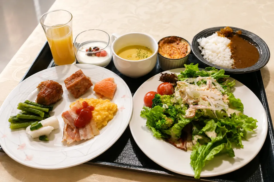 松本ホテル花月の卵料理とサラダを盛り付けた朝食