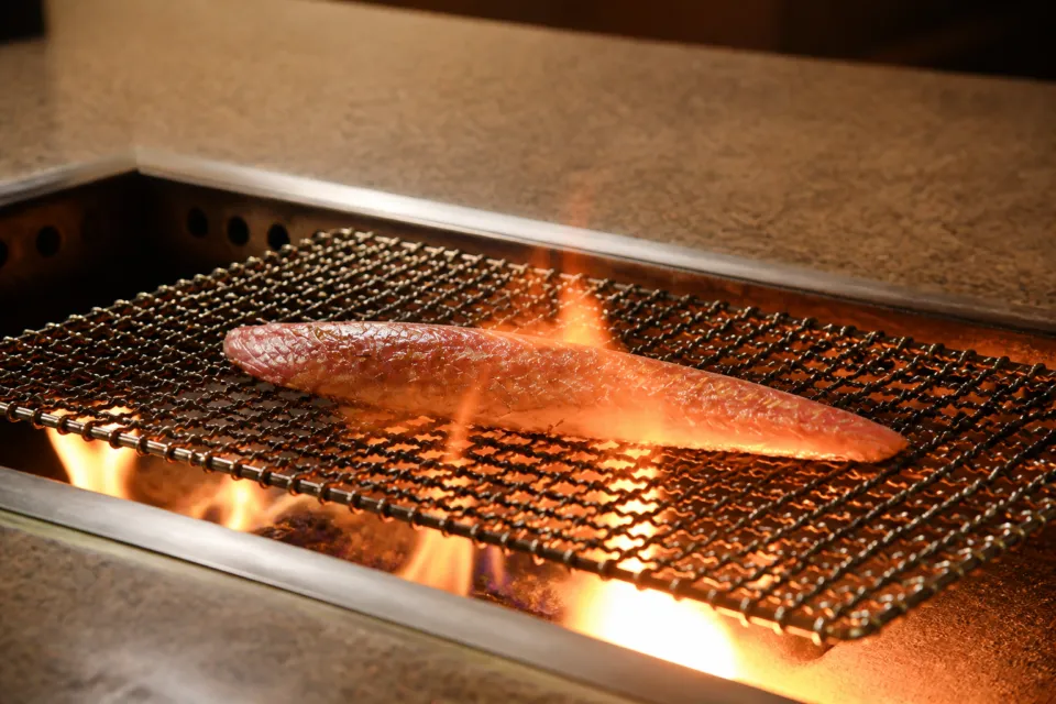 松島一の坊のライブキッチンで魚を炭火焼きする様子