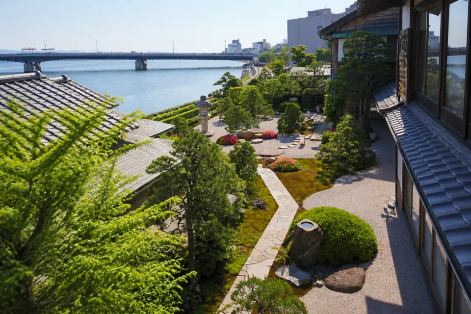 皆美館の湖畔庭園の松と白砂