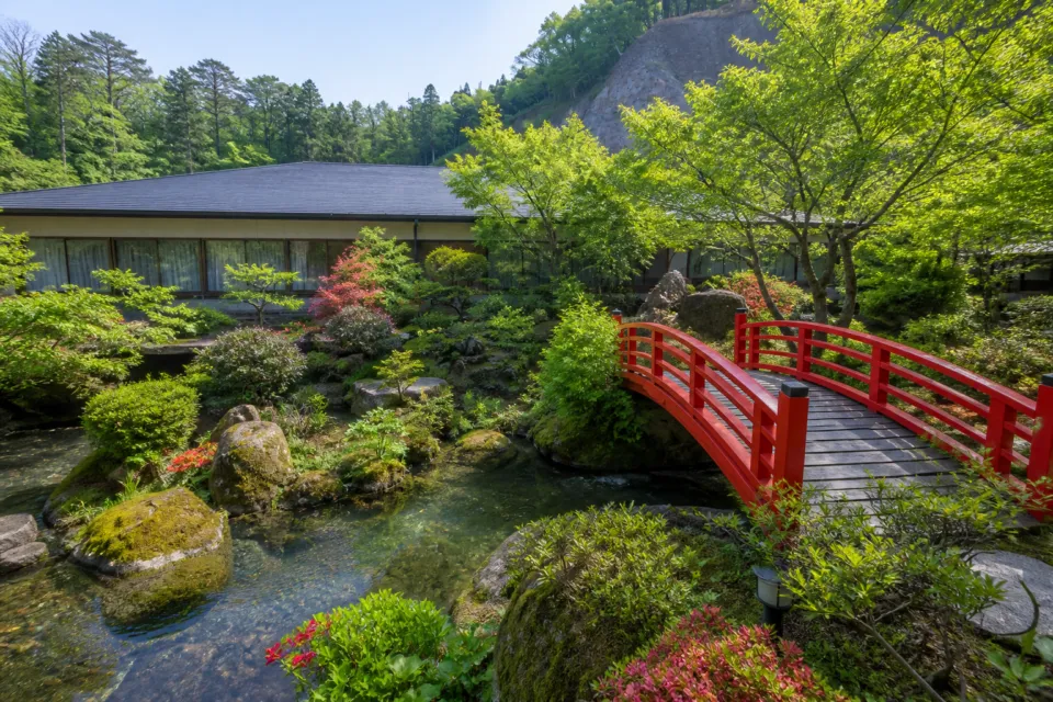 水織音の宿 山水荘の赤い橋を配した日本庭園