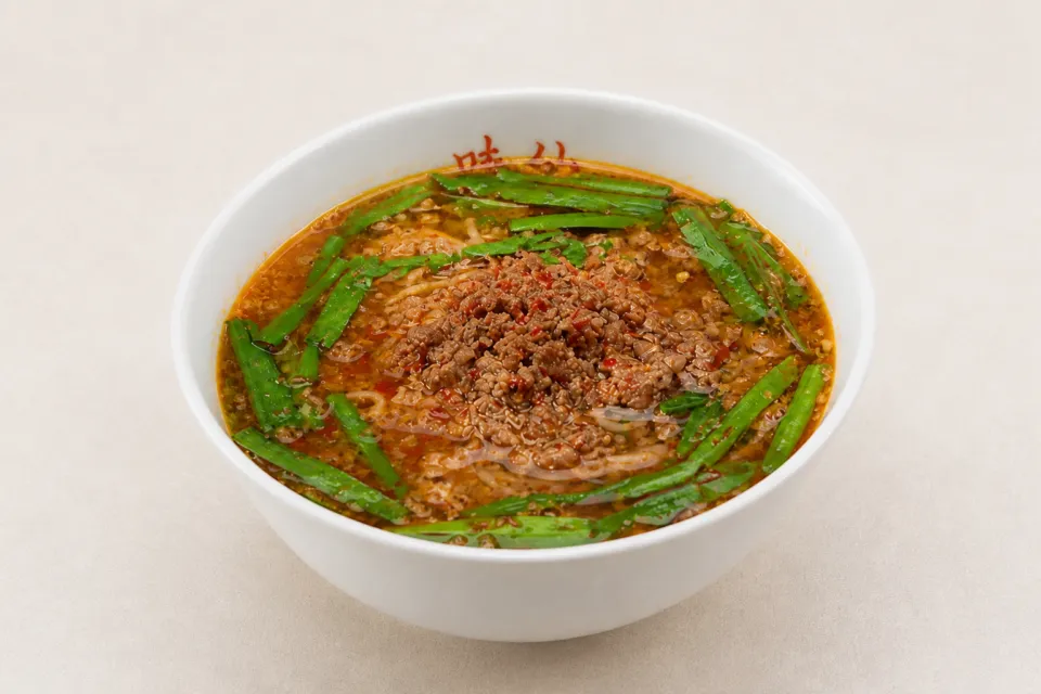 味仙 今池本店の唐辛子とひき肉がのった台湾ラーメン