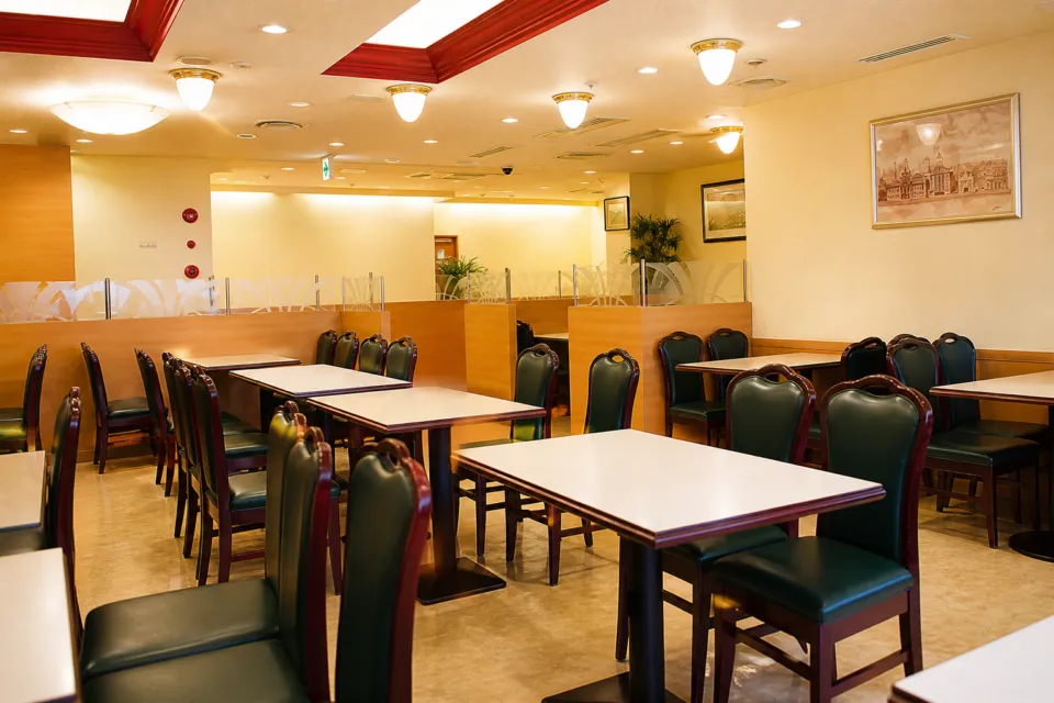味仙 今池本店の円卓と椅子が並ぶ明るい店内