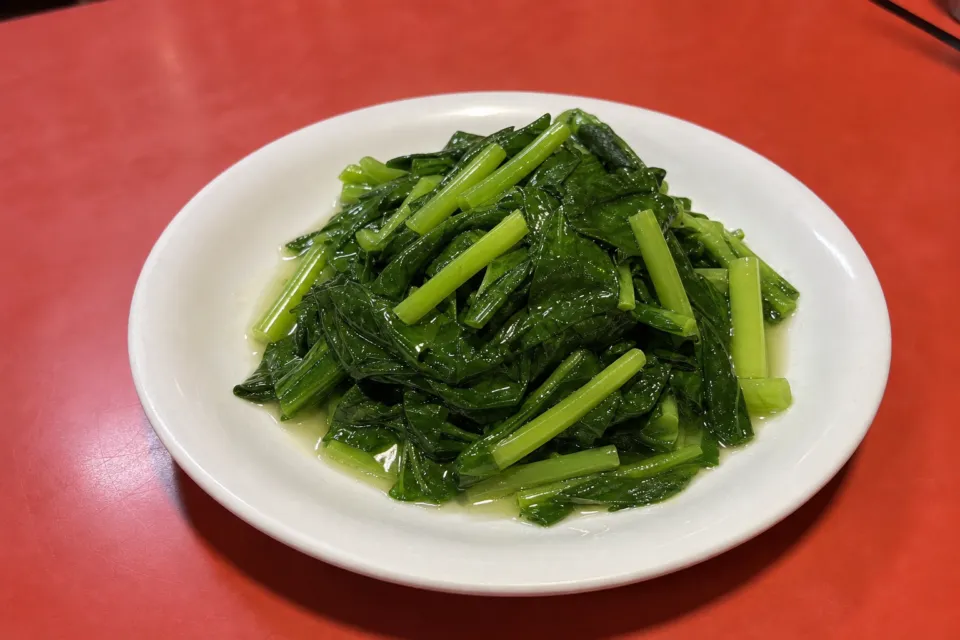 味仙 今池本店の鮮やかな青菜炒め