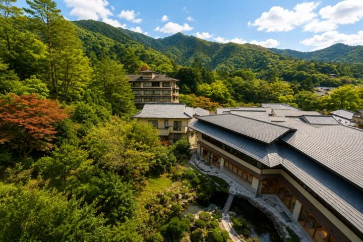 宮島グランドホテル有もとの緑の山々に囲まれた施設全景