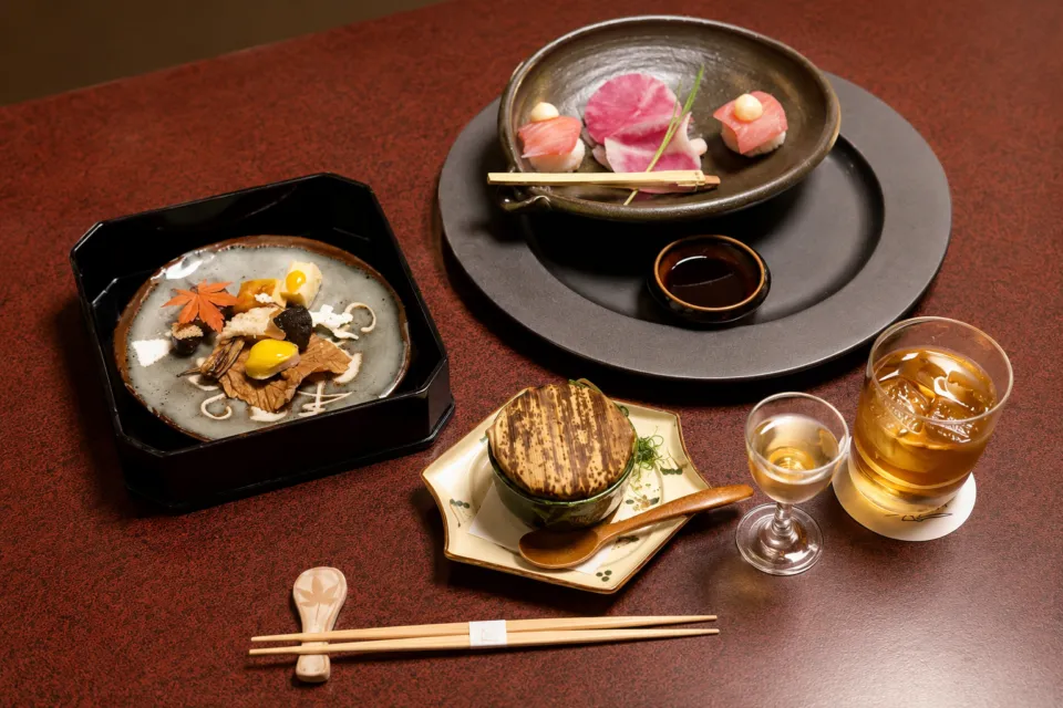 みやじまの宿 岩惣の器に盛り付けた会席料理
