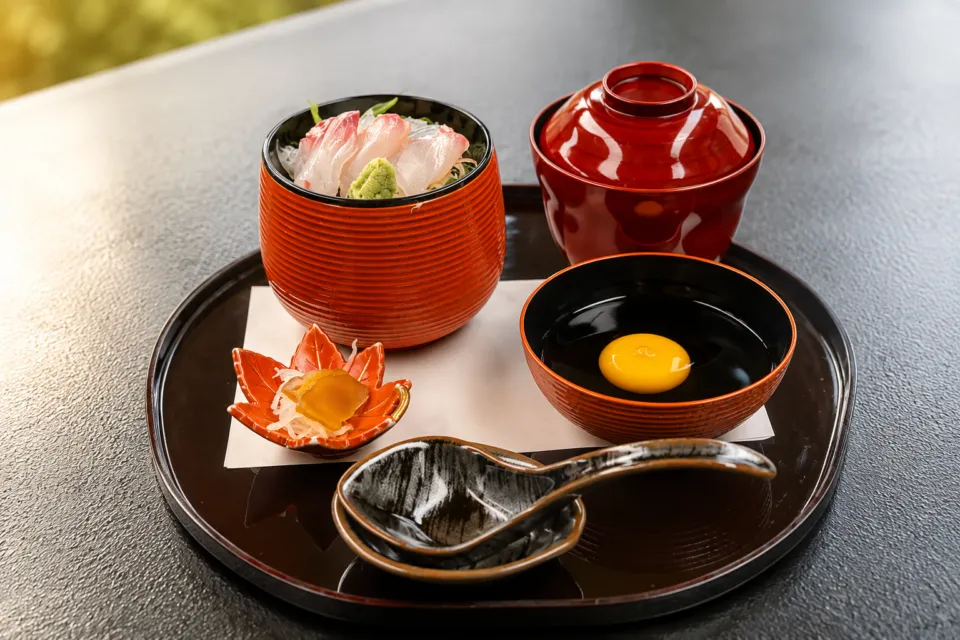 みやじまの宿 岩惣の刺身と朱塗りの器の料理