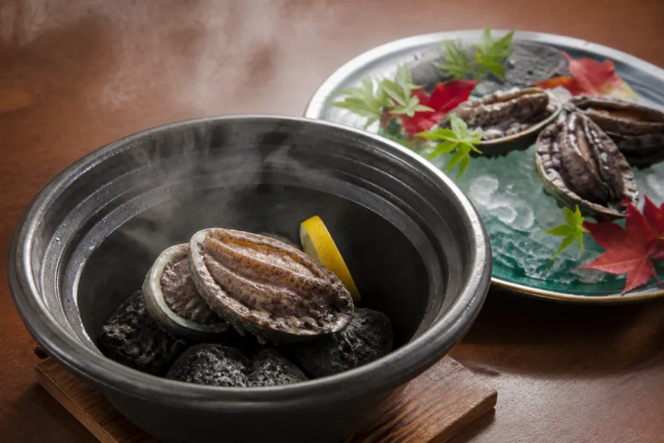ステーキ懐石都 春日の鉄板で調理される鮑