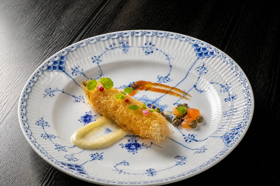 ステーキ懐石都 春日の白身魚を盛り付けたコース料理
