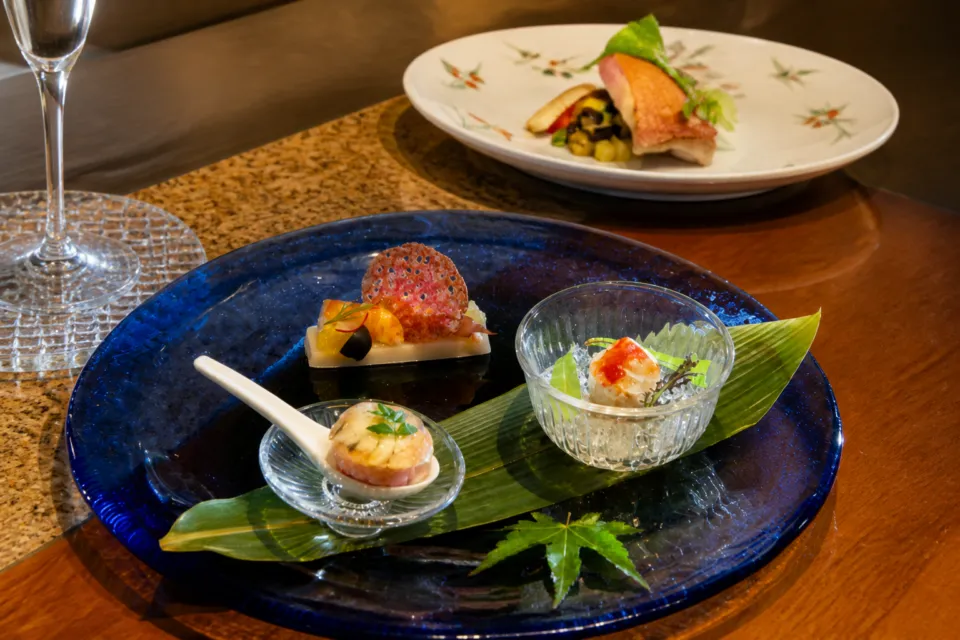 ステーキ懐石都 春日の青い器に盛り付けた前菜