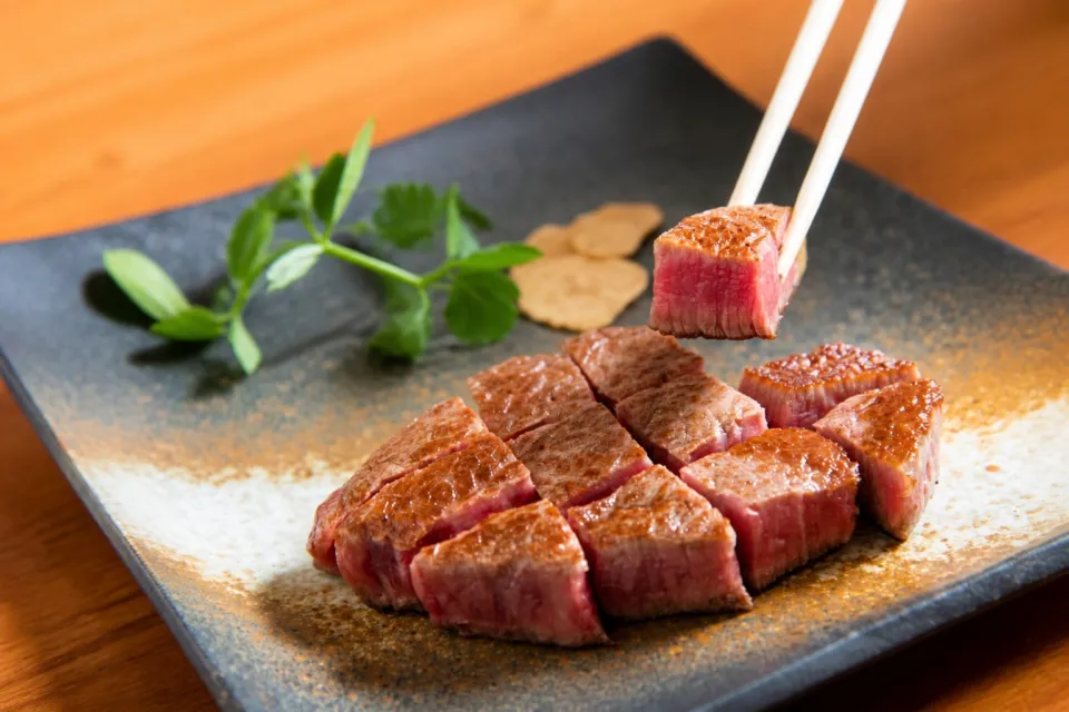 三好楼の焼き上げて食べやすく切り分けた若狭牛ステーキ