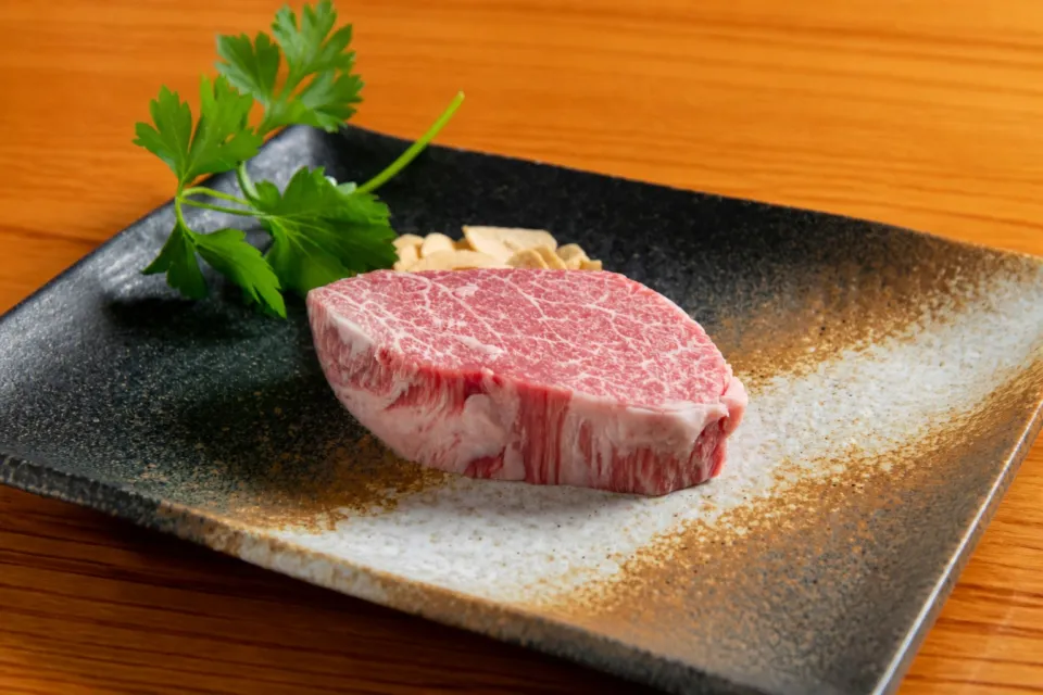 三好楼の霜降りの若狭牛ステーキ肉