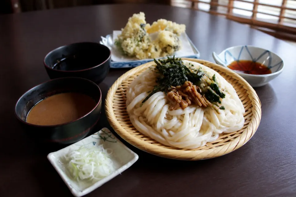 水沢うどん 岩戸屋のもりうどんと二種類のつけだれ