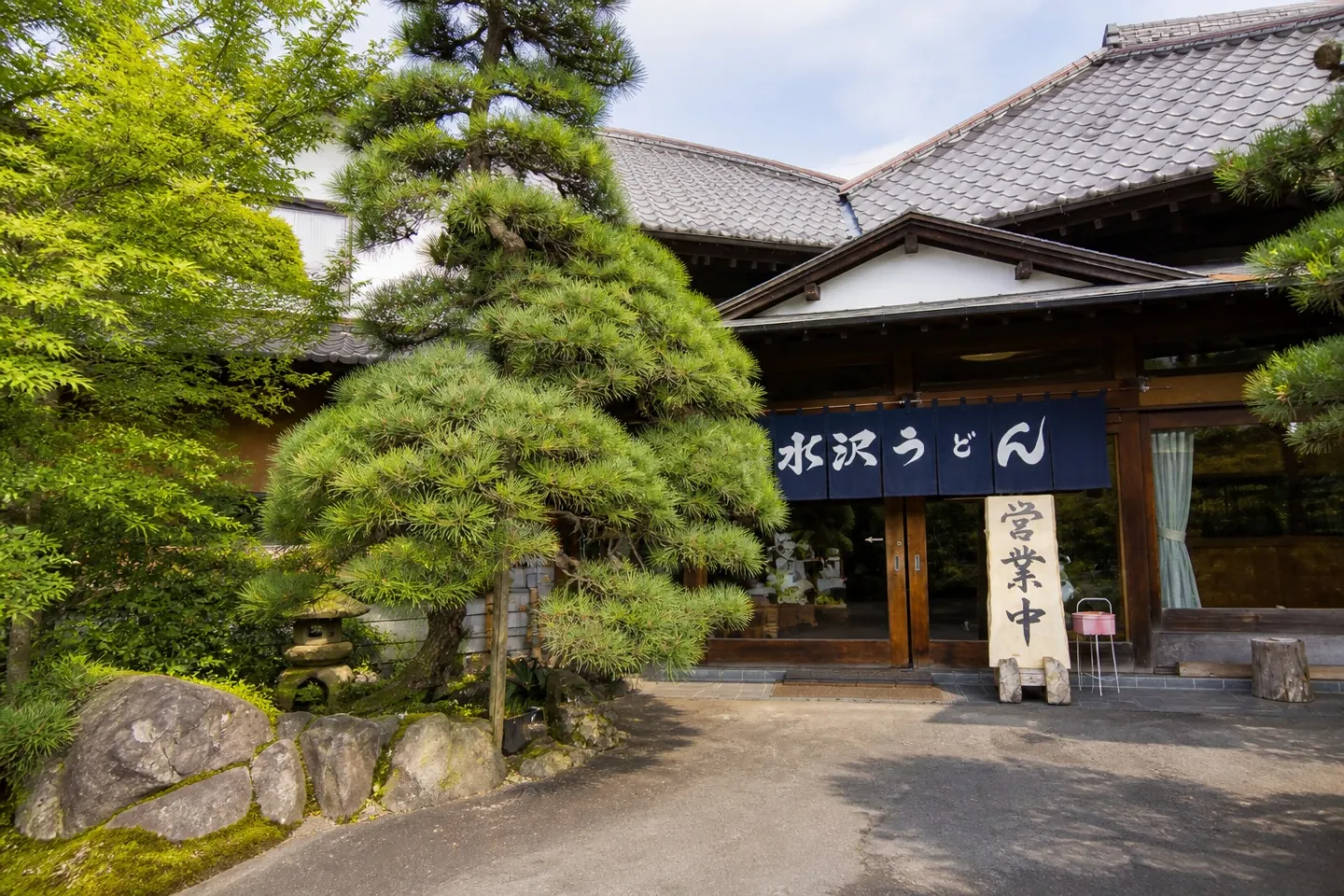 水沢うどん 岩戸屋の正面入口と和風の外観