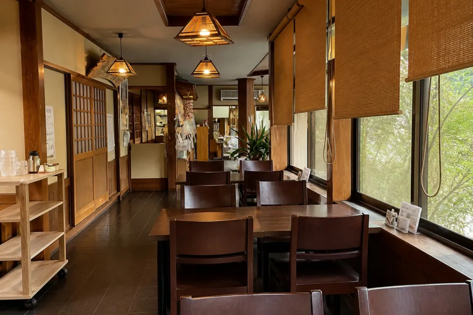 水沢うどん 岩戸屋のテーブル席と座敷席
