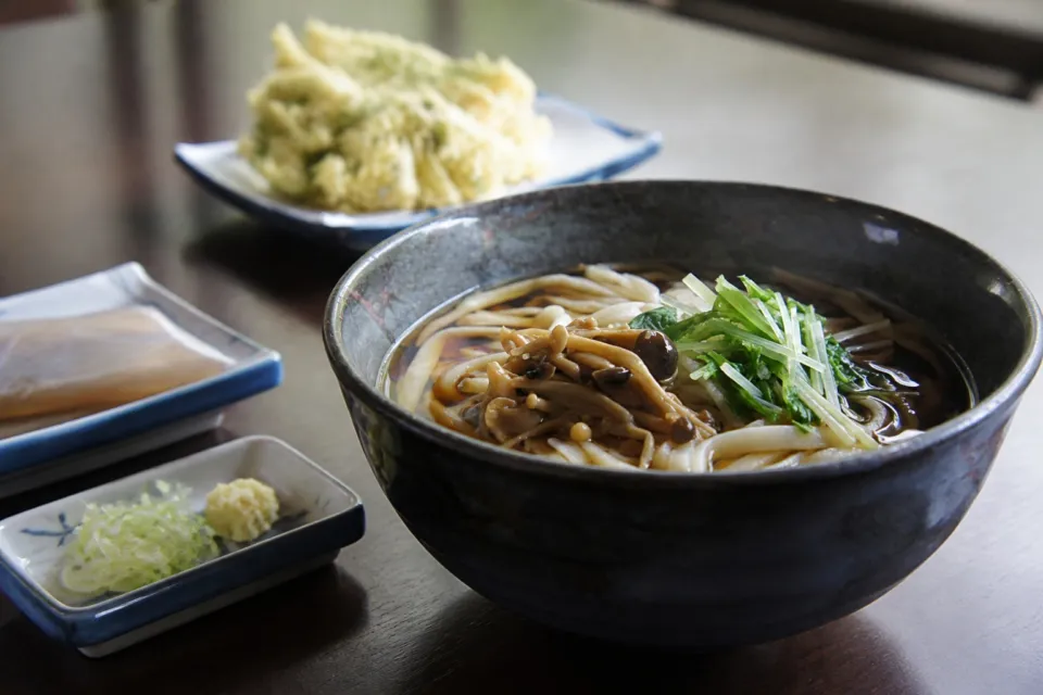 水沢うどん 岩戸屋のきのこと青菜をのせた温かいうどん