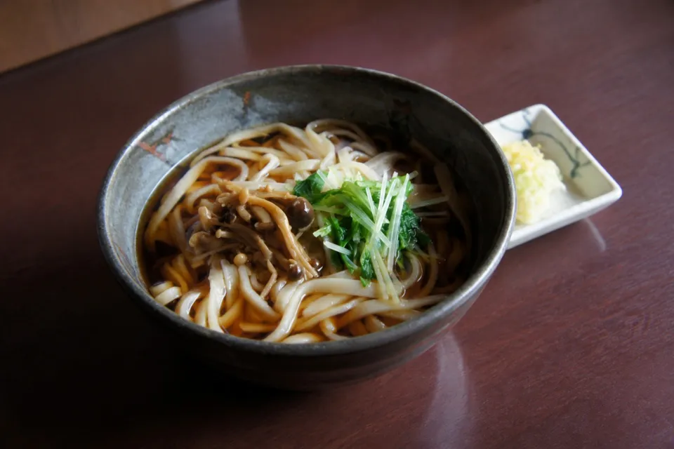 水沢うどん 岩戸屋のきのこと青菜をのせた温かいうどんを上から見た様子