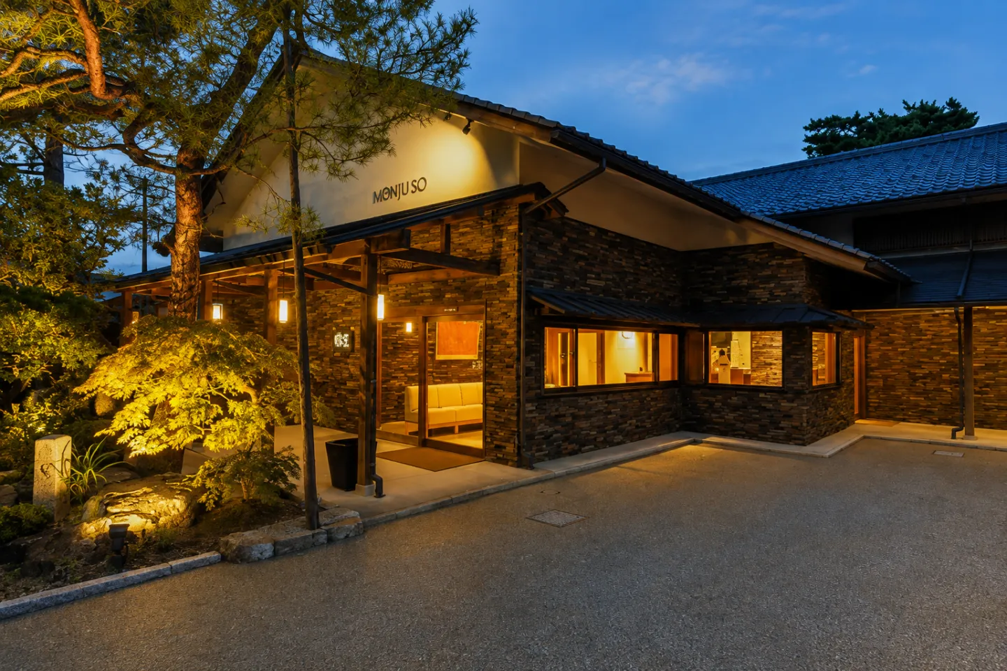文珠荘の夕暮れの正面外観