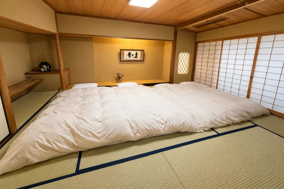 文珠荘の布団を敷いた畳の客室