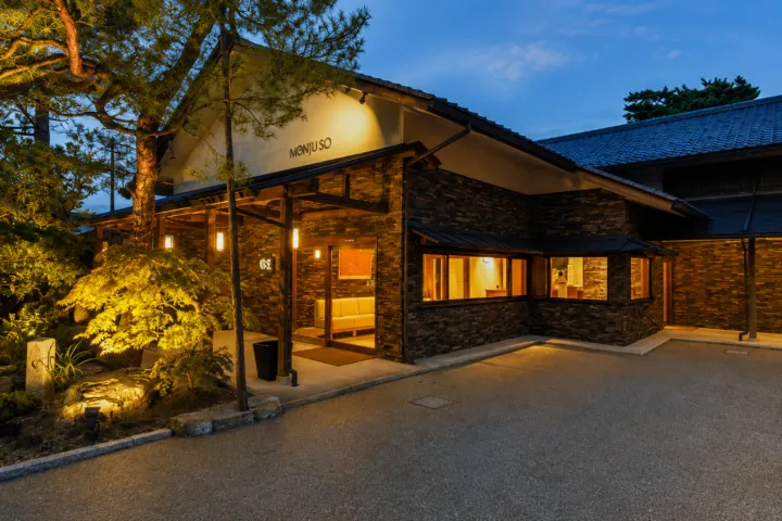 文珠荘の夕暮れの正面外観
