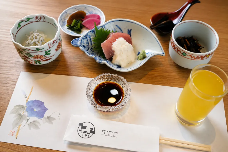 文珠荘の刺身と小鉢を並べた食事