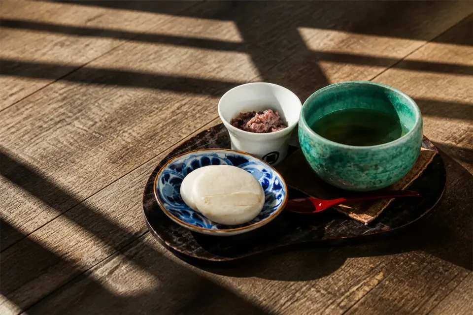 MORIKUNI CAFE&BARの白い最中と餡を添えた甘味