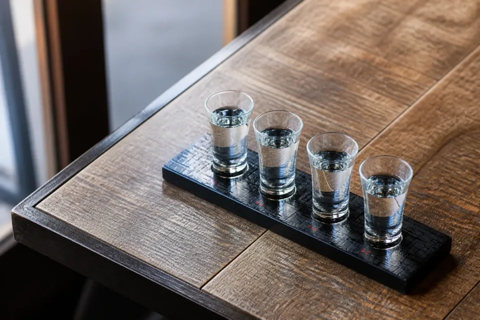 MORIKUNI CAFE&BARの日本酒4種の利き酒セット